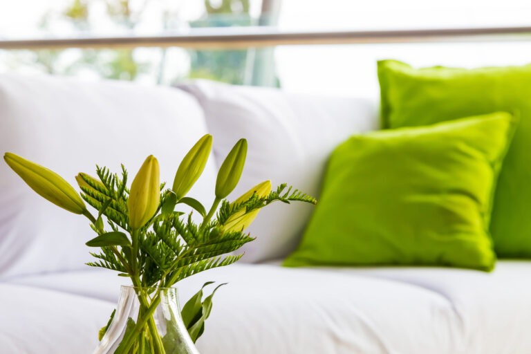 flores-verdes-como-decoracao-de-interiores-e-um-sofa-branco-com-almofadas-verdes (2) (1) (1)